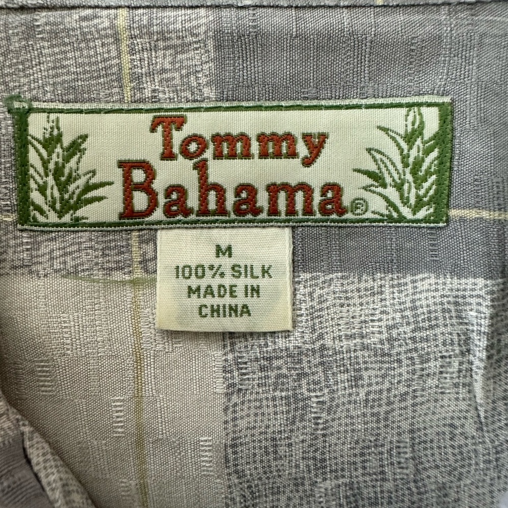Tommy Bahama Gray and White Silk Short Sleeve Button Up Shirt Size M Gently Worn - Picture 4 of 4